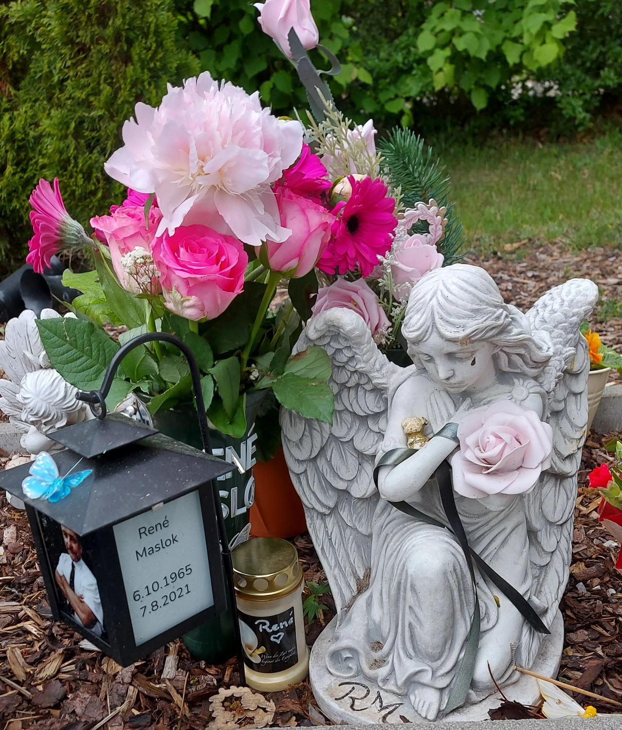 Sarah ENTERTAINMENT - Moment Schauspielerin / Trauerrednerin / Privatdozentin - Blumen, Kerze und Statue wurden gemeinsam zum Gedenken an René Maslok aufgestellt.