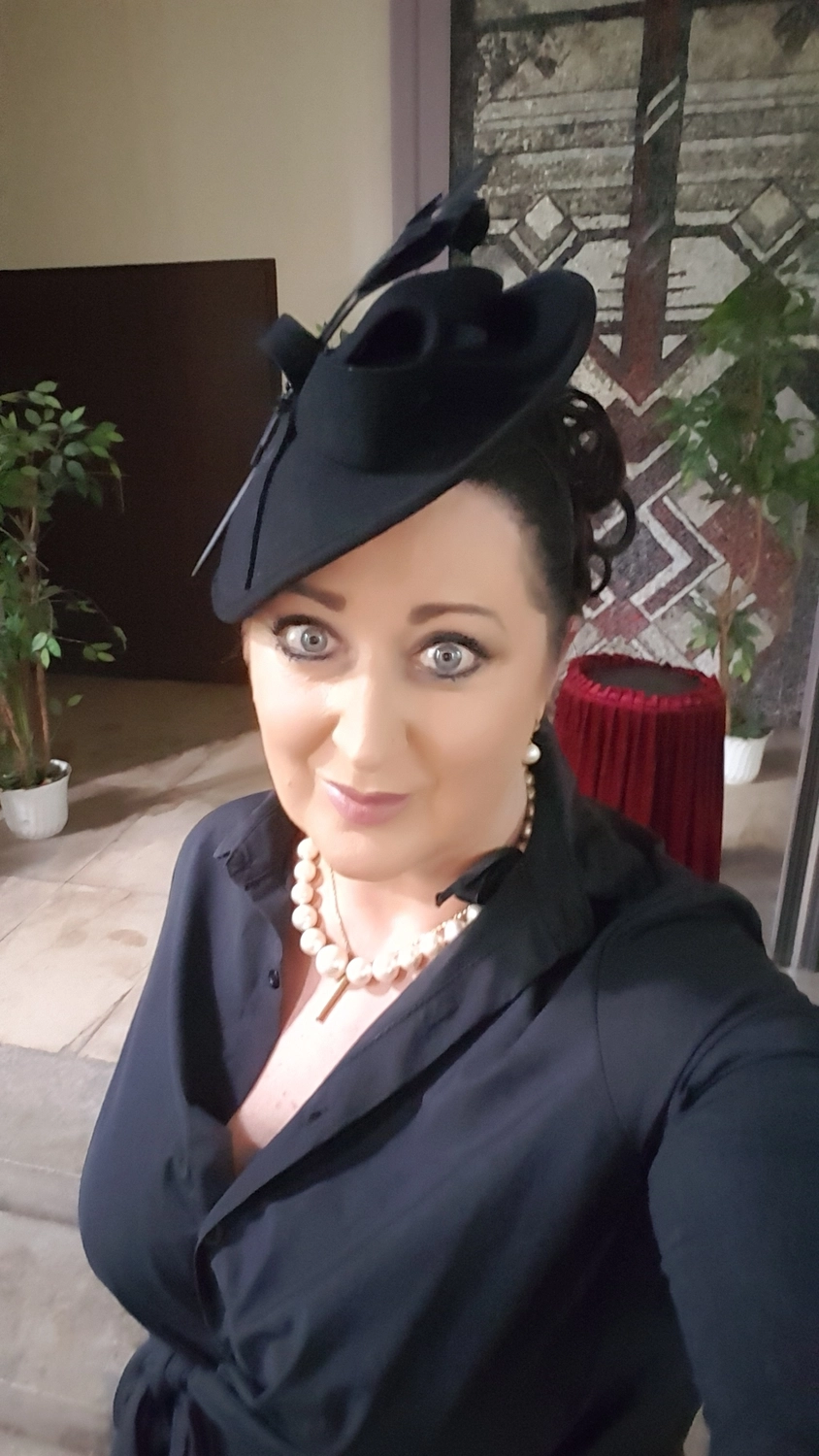 Sarah ENTERTAINMENT - Annett Wohlgethan, Moment Schauspielerin / Trauerrednerin / Privatdozentin